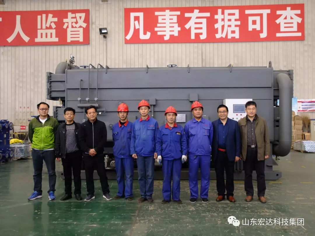 开云(中国)张总与新产品研制小组合影